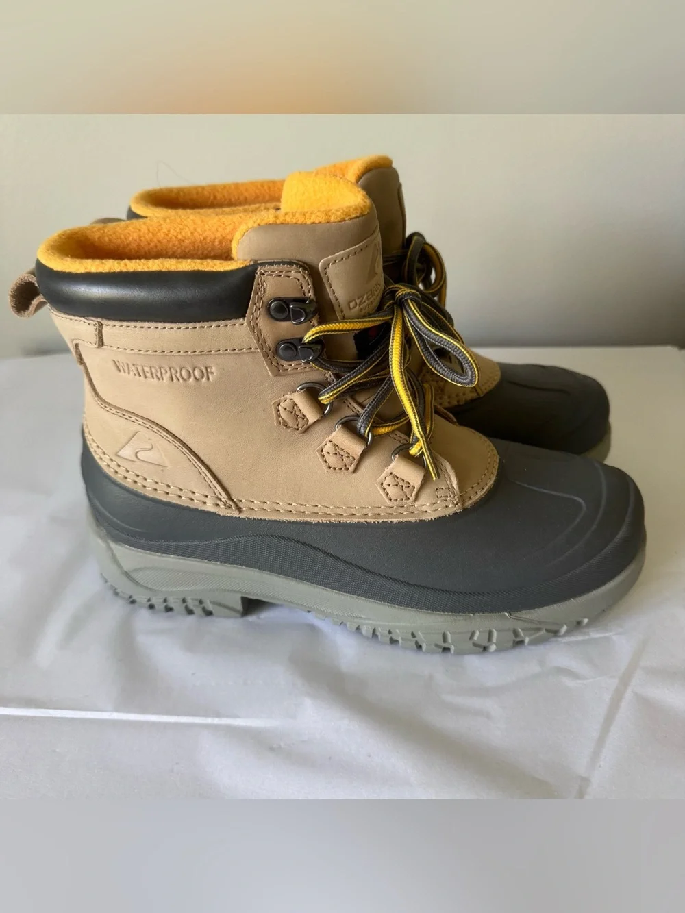 OZARK TRAIL Size 9 Men’s Waterproof Hiking Boots
